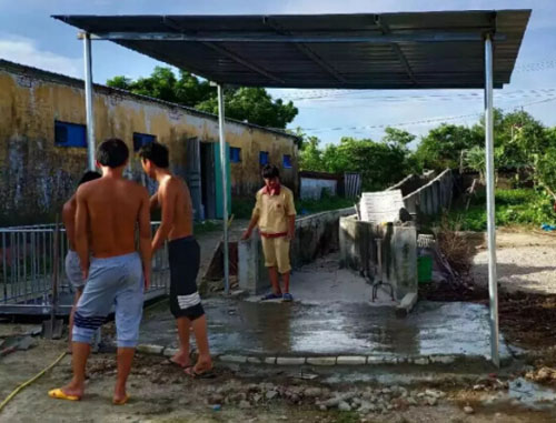 養豬場工作人員使用地磅秤現場