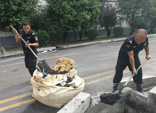 工作人員正在清理地磅積料圖2